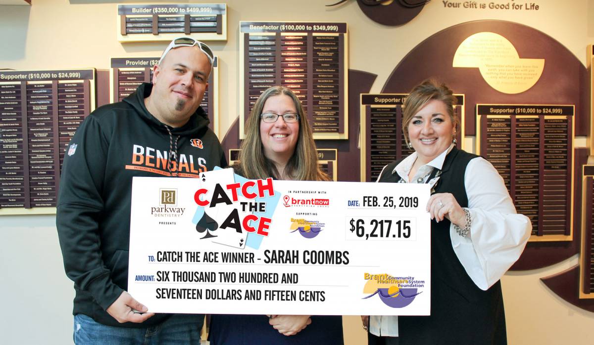 Catch the Ace winner Sarah Coombs presented with $6,217 cheque